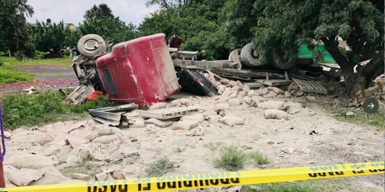 Tráiler se queda sin frenos e impacta autos y negocios en crucero de Yecapixtla, Morelos - Almomento