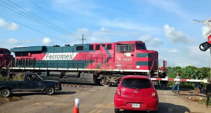 Trenes se topan en Mazatlán y bloquean crucero en El Walamo
