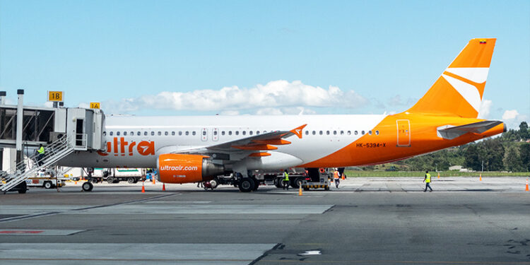 Airbus A320 de Ultra Air en el aeropuerto José María Córdova de Medellín.