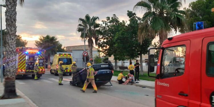 Un conductor destroza su coche y una farola delante de la Policía Local de Creixell