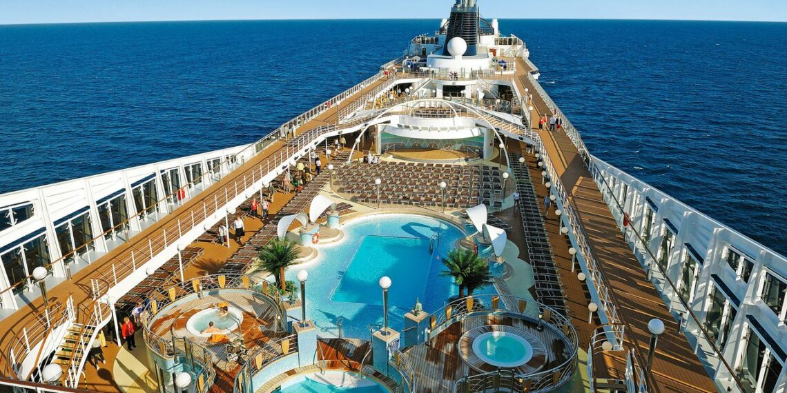 Un crucero con bandera panamea sorprendi a los vecinos de Razo