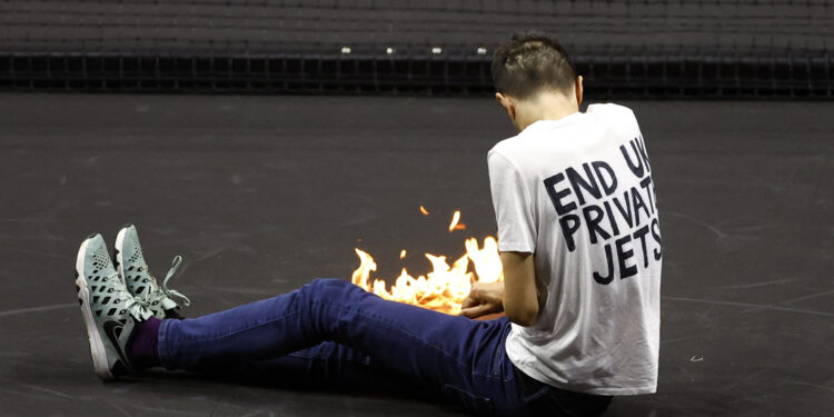 El hombre que saltó a la cancha a protestar llevaba una remera con la frase "End UK private jets" (Foto: Reuters)