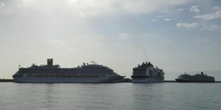 Un trío de grandes barcos de turistas, de visita por Málaga