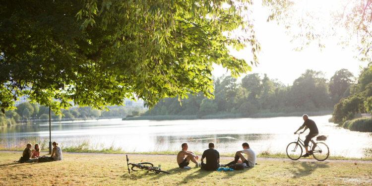 Jóvenes disfrutan de una tarde en Copenhague, la capital de Dinamarca. (Gettyimages)