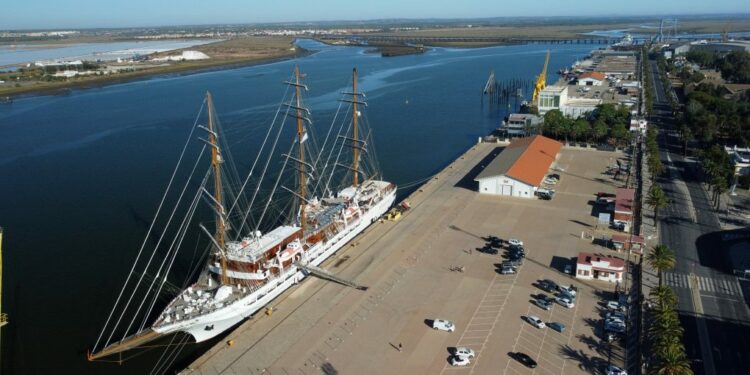 Uno de los veleros de cruceros más grandes del mundo hace escala en Huelva