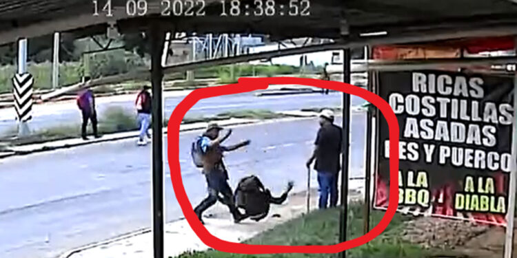 (VIDEO) Tunden a golpes a ciudadano que reclama por bloqueo en crucero del aeropuerto