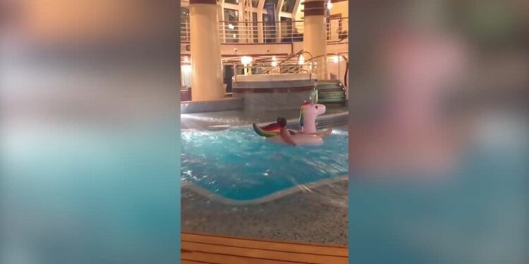 Van en crucero, el oleaje mueve el barco... y esta mujer aprovecha para darse un chapuzon en la piscina del barco