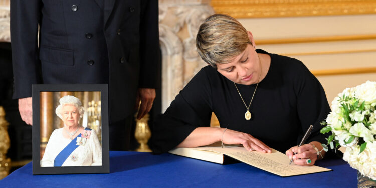 La primera dama de Colombia firma el libro de condolencias de la Reina Isabel II. Jonathan Hordle/Pool via REUTERS