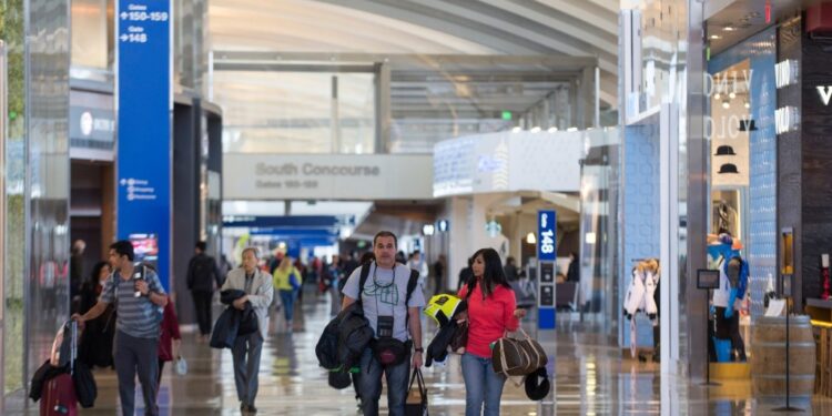Viajeros del Sur de California se apresuran por carreteras o aeropuertos – Excelsior California