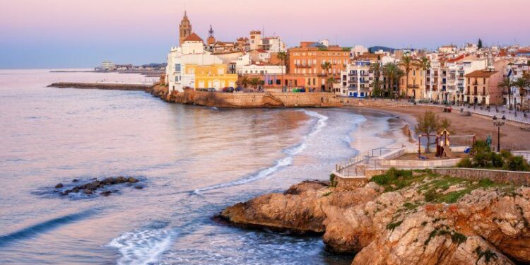 Vista de la playa y el espigón de Sitges