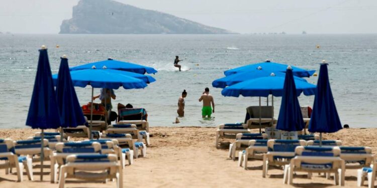 Hamacas vacías en la playa de Benidorm, una de las zonas más afectadas por la caída del turismo internacional| EFE/ML/Archivo