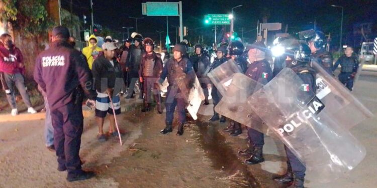 Violento desalojo de manifestantes en el crucero del aeropuerto