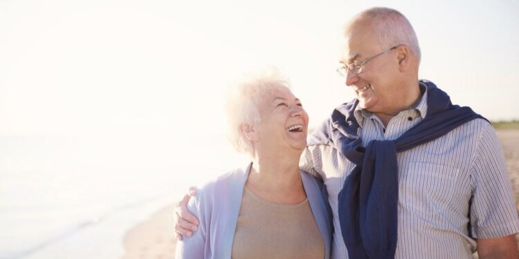Pareja de jubilados en la playa.