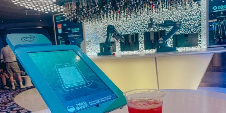 La experiencia en el Bionic Bar: bebiendo cócteles con camareros robots a bordo del mayor crucero del mundo