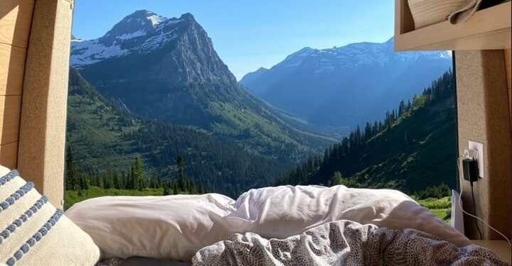 La propuesta permite amanecer en la ruta, en medio de los paisajes de Australia y Nueva Zelanda. Foto Deel