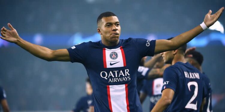 El francés Kylian Mbappé destronó a Cristiano Ronaldo y Lionel Messi y es el futbolista mejor pago del mundo gracias a su megacontrato con PSG