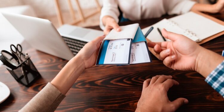 Anticipar las compras, en caso de viajar al exterior, es una de las claves según los expertos.