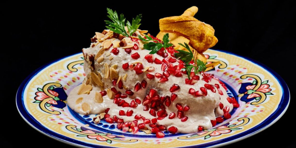 Descubre el extraordinario chile en nogada relleno de filete de La Buena Barra