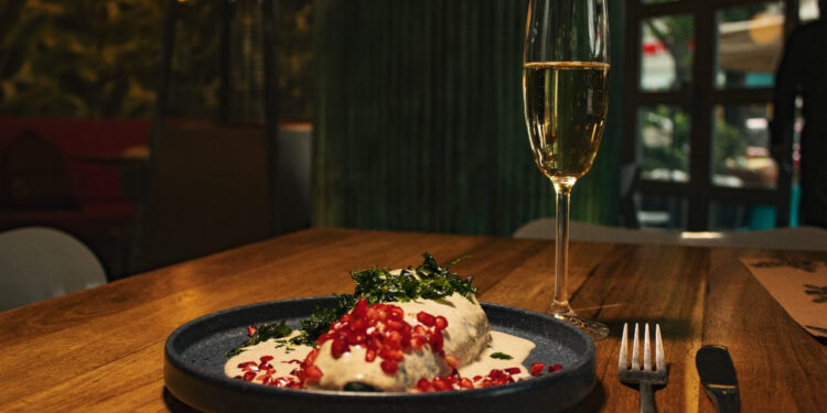 Temporada de chiles en nogada: La propuesta de Bellopuerto está relleno de camarón y pulpo