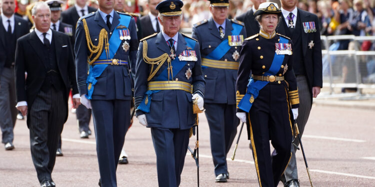 El rey Carlos III de Gran Bretaña, la princesa Ana, el príncipe Guillermo y el príncipe Harry durante el traslado de los restos de la reina Isabel II