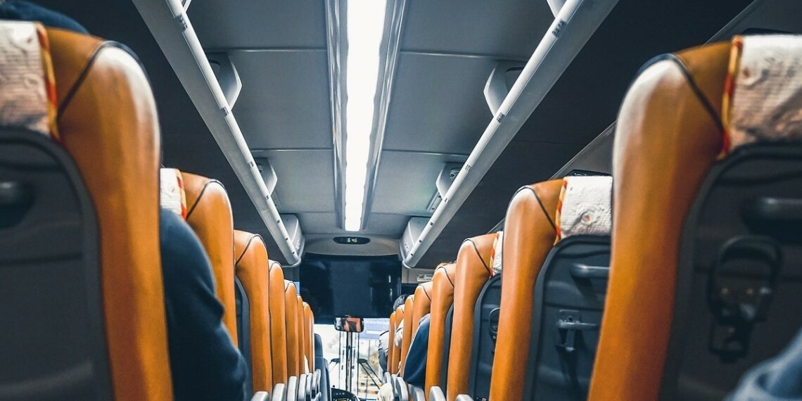 ¿Es mejor viajar en autobús de noche o de día?