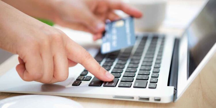 ¿Más cepo al dólar "turista"? Analizan medidas para evitar la falta de divisas