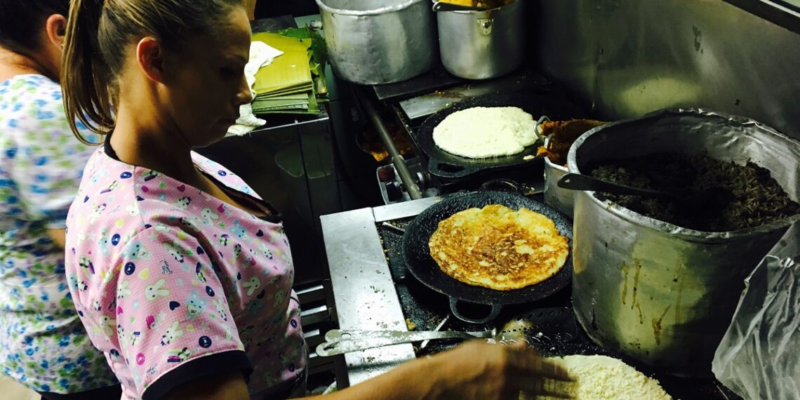 Cocineras preparan tortillas de queso en la soda de un mercado central de Costa Rica.