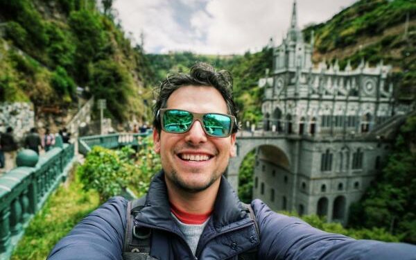 Alan Estrada en el Satuario de las Lajas, en Nariño, Colombia, durante su recorrido al país en 2018. Foto: Instagram Alan x El Mundo
