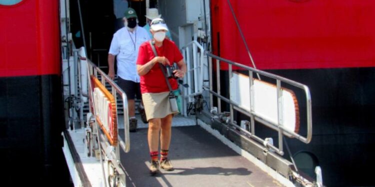 1.461 viajeros, entre pasajeros y tripulantes, arribaron en cruceros en octubre al puerto de Manta | Ecuador | Noticias