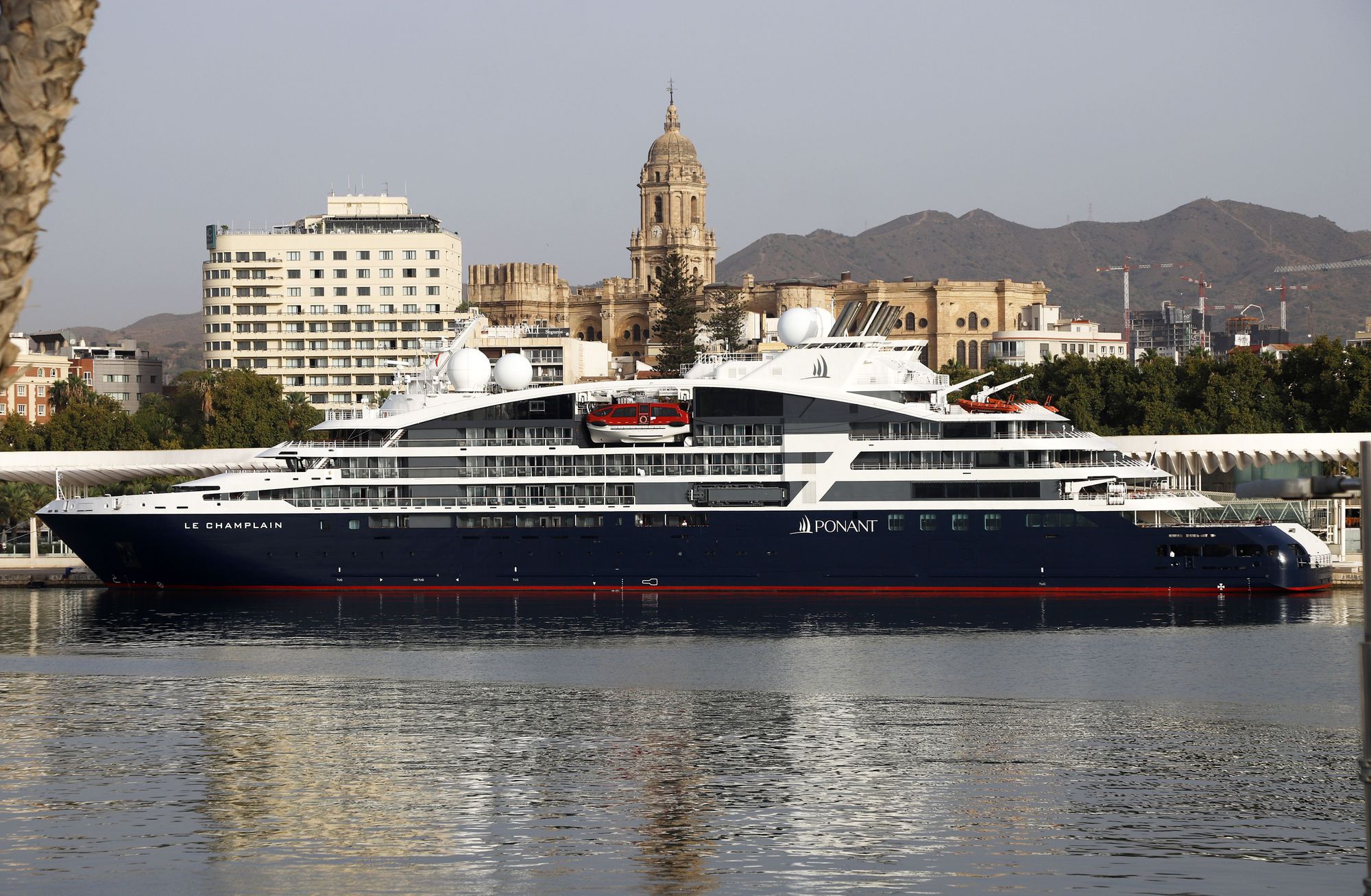 Atraca en el Puerto de Málaga Le Champlain: el crucero del lujo y la exclusividad