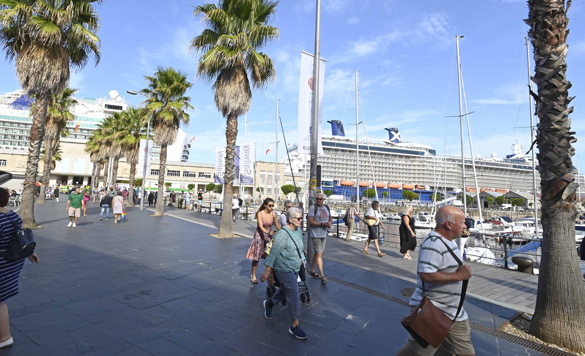 Vigo se llena de turistas con una triple escala de cruceros