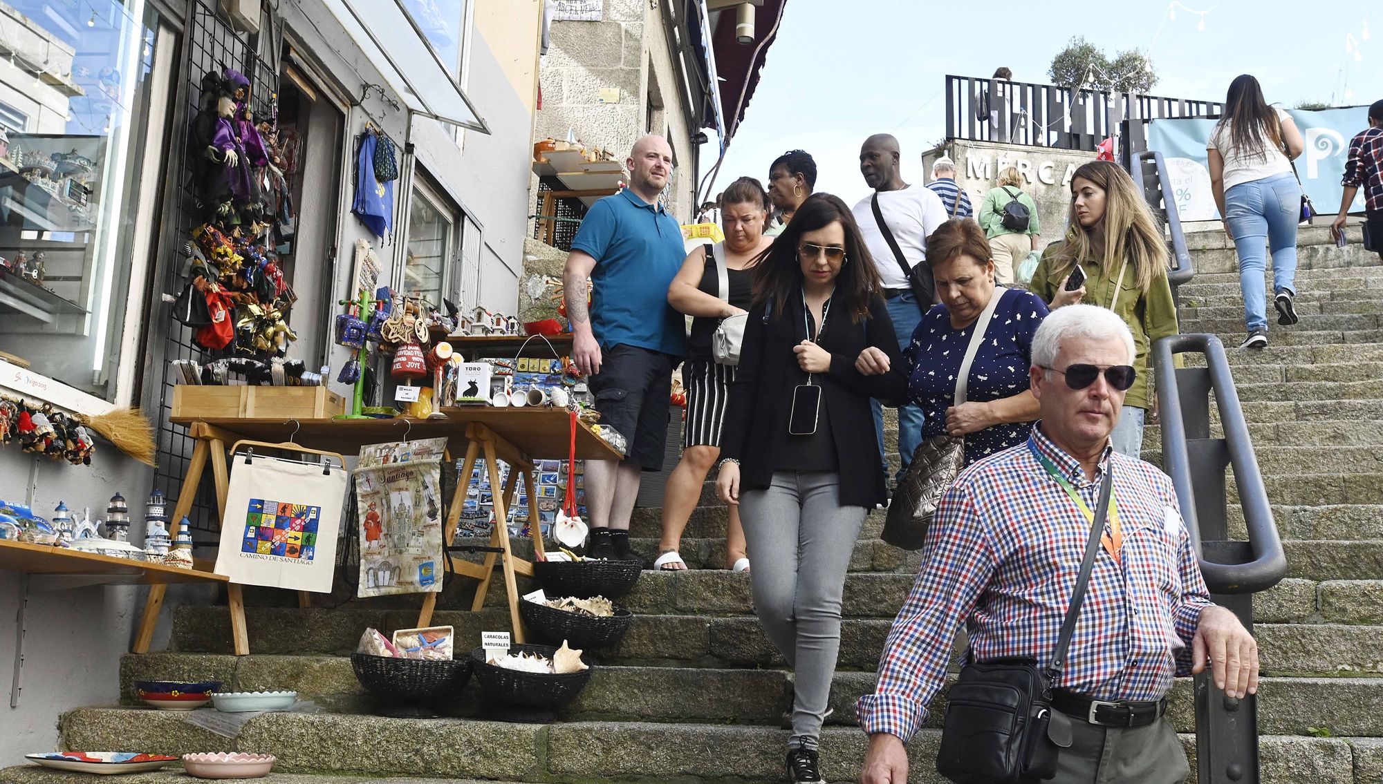 Vigo se llena de turistas con una triple escala de cruceros