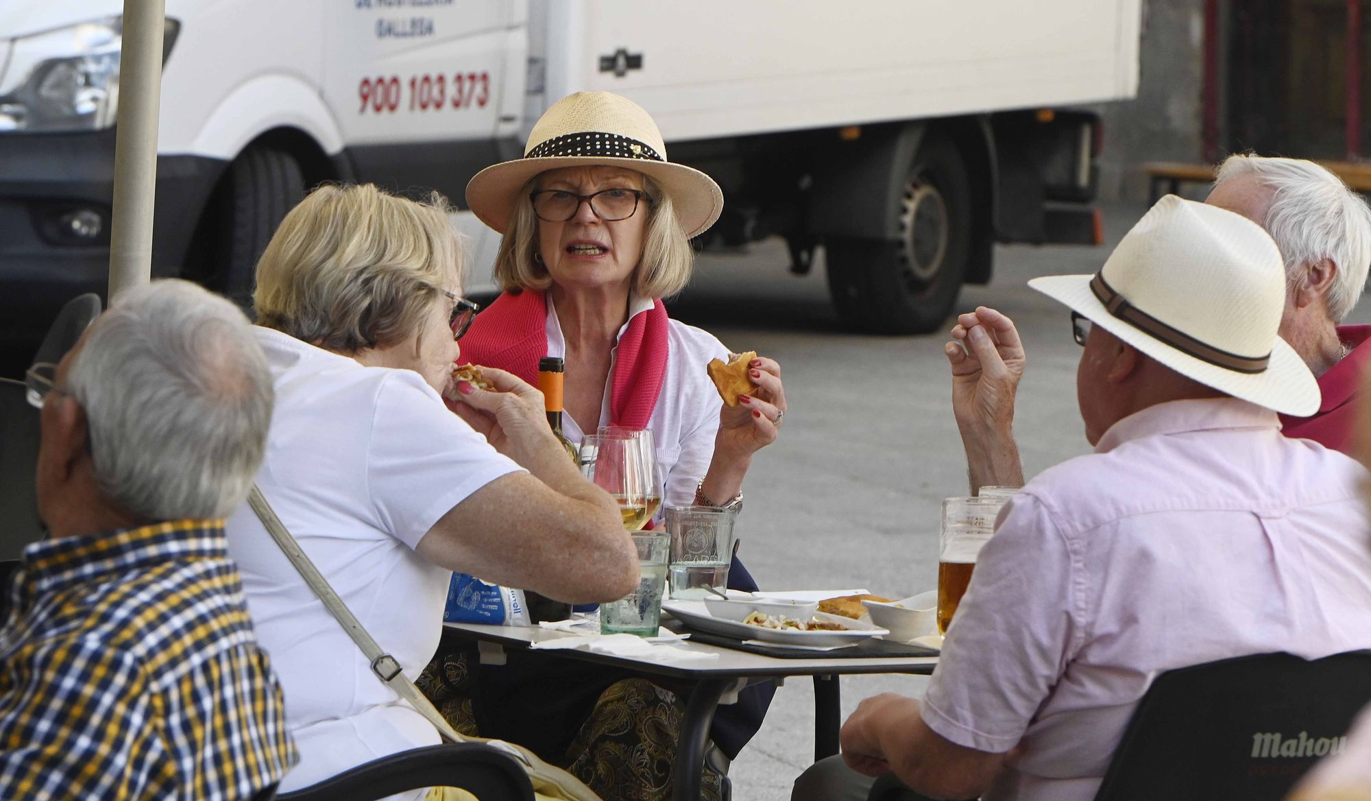 Vigo se llena de turistas con una triple escala de cruceros