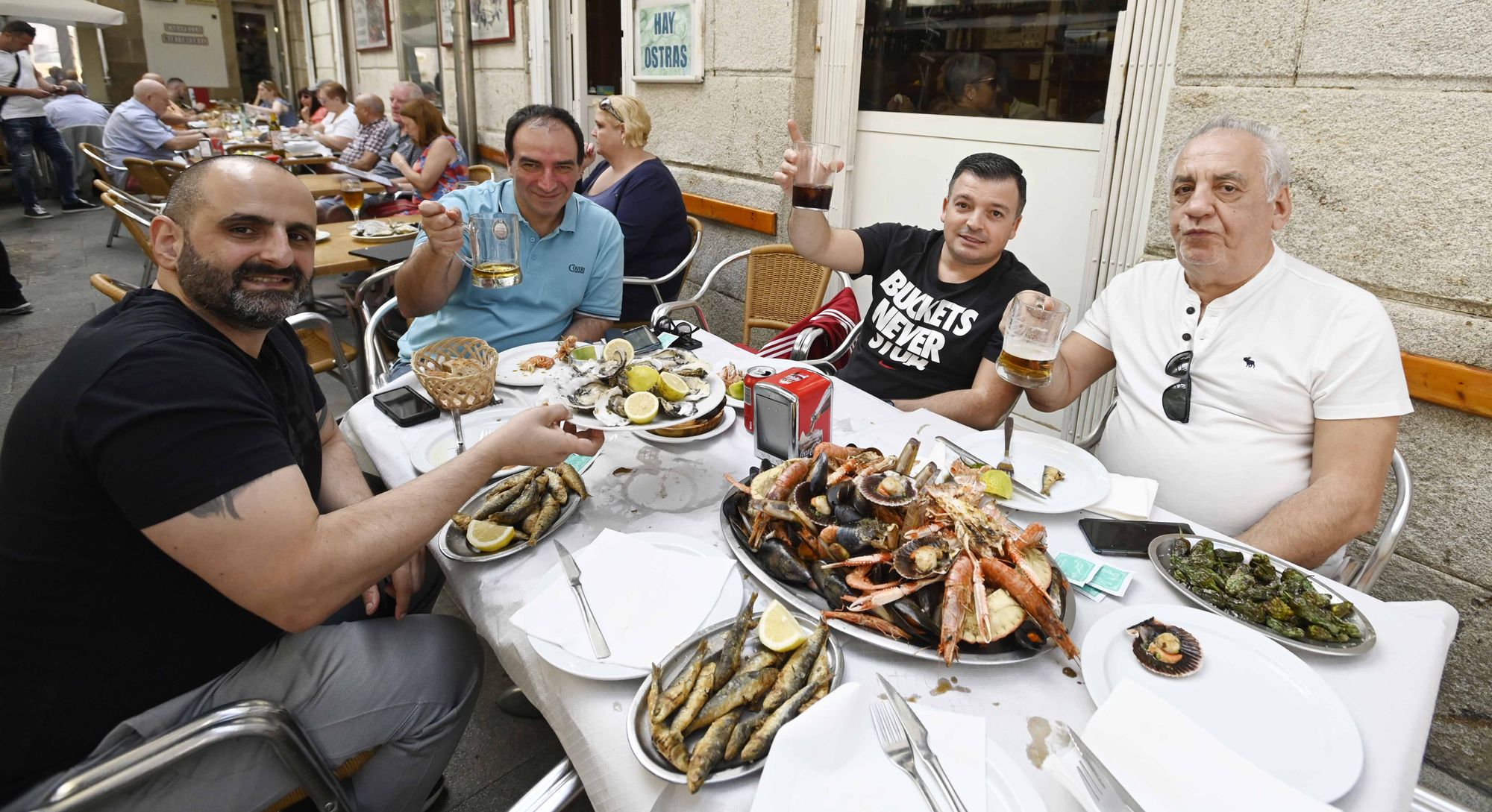 Vigo se llena de turistas con una triple escala de cruceros