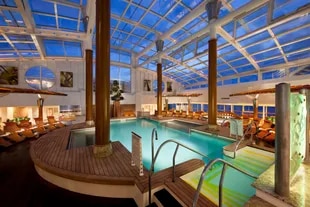 La piscina cubierta del Celebrity Infinity, que vuelve a la región con itinerarios por la Patagonia, Malvinas y Antártida