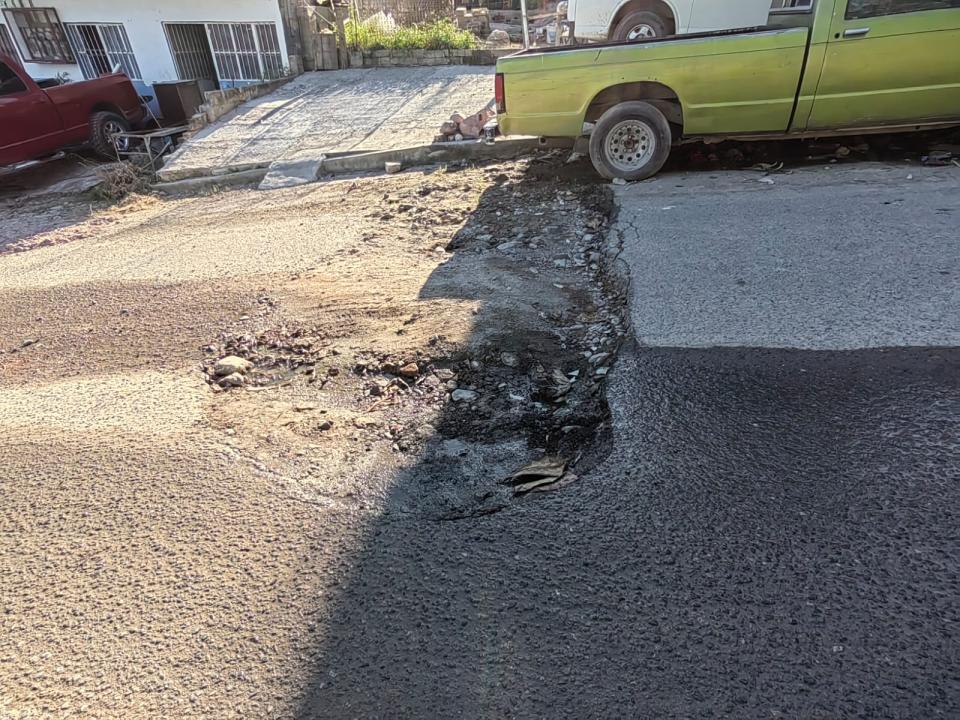 Falta de carril lateral ocasiona caos en crucero Las Juntas Calle con bache en el pavimento