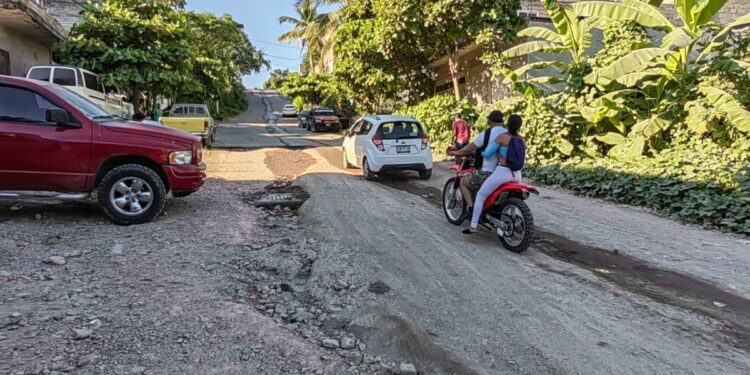 Falta de carril lateral ocasiona caos en crucero Las Juntas
