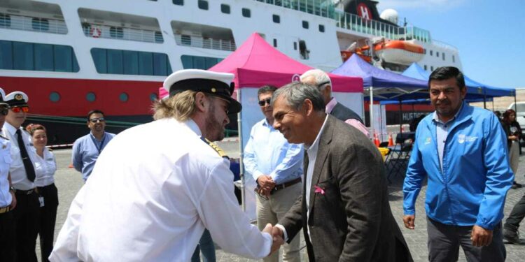 Alcalde Mauricio Soria recibió a primer crucero de la temporada 2022 – 2023 en el puerto de Iquique
