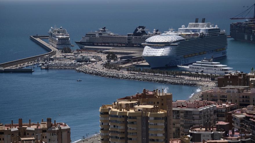 Málaga se abre a estudiar la contaminación que generan los cruceros en la ciudad