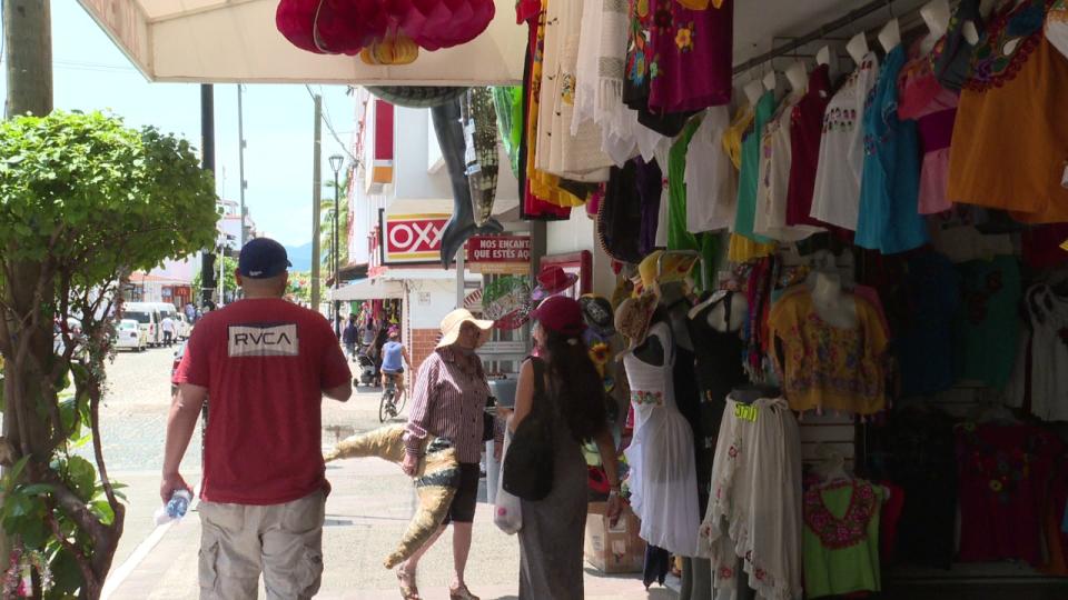 negocio en malecón de ropa típica
