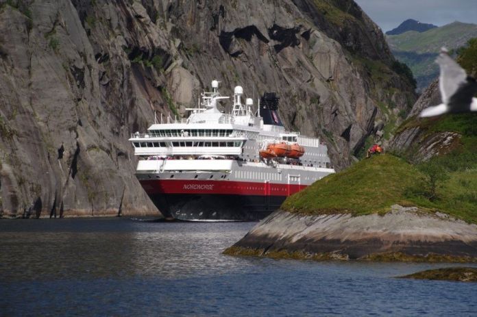 Hurtigruten Expeditions completa la implementación de Starlink en sus cruceros