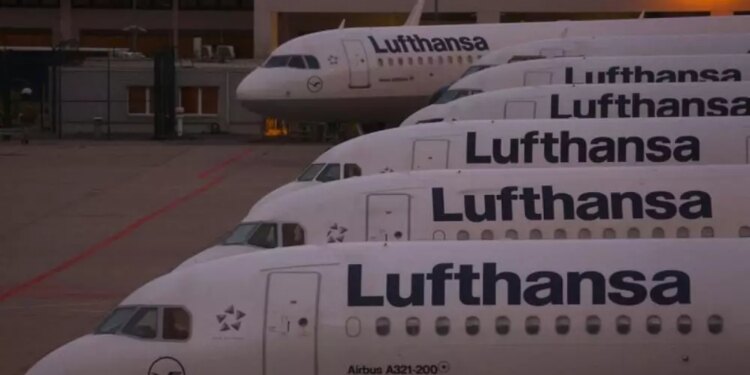 Lufthansa eleva su previsión de beneficios ante la fuerte demanda de viajes aéreos