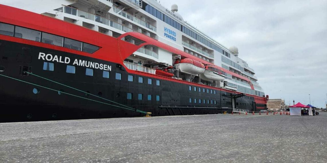 MS Roald Amundsen: Llegó al Puerto de Iquique el segundo crucero de la temporada 2022-2023