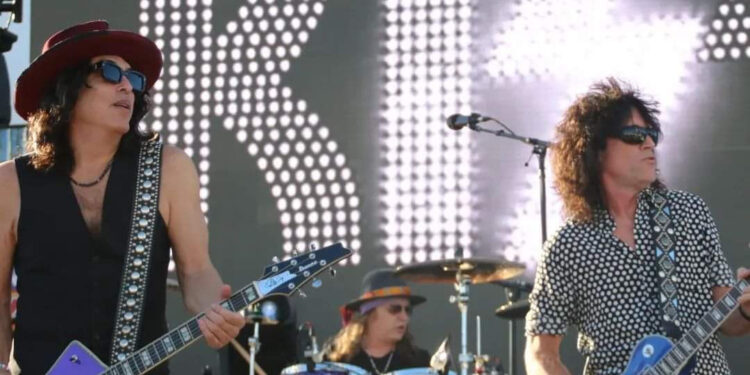 Kiss toca sin maquillarse en su propio crucero