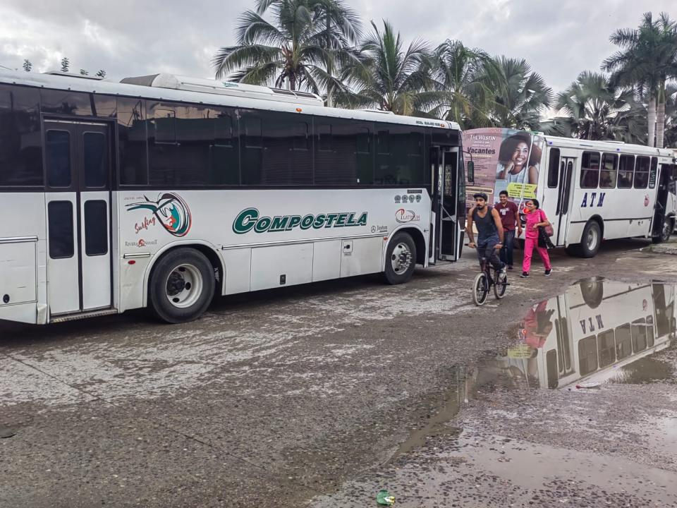 Caos en el crucero de Las Juntas por agandalle de Transportes Medina Camiones haen parada uno tras otro tapando el tránsito