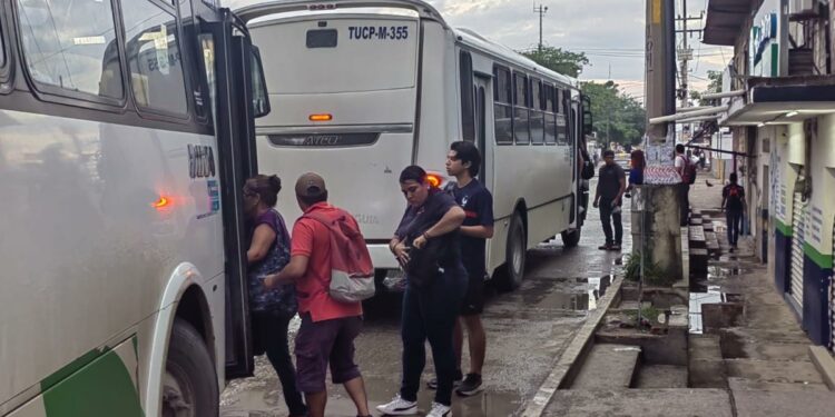 Caos en el crucero de Las Juntas por agandalle de transporte