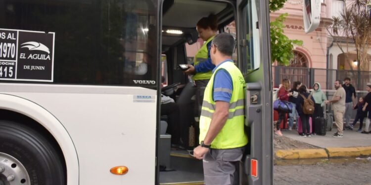 Viajes de egresados: recomendaciones de la CNRT para un transporte seguro