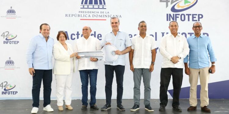 Abinader entrega a Infotep hotel Guarocuya para convertirlo en escuela turística