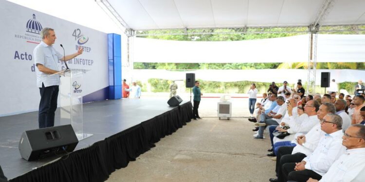 Abinader entrega hotel Guarocuya al Infotep para instalación de escuela turística en Barahona