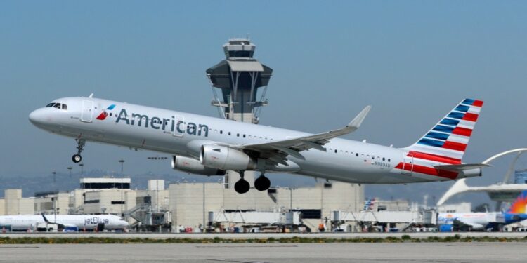 American Airlines prevé una mayor ganancia en el cuarto trimestre gracias a la demanda por viajes